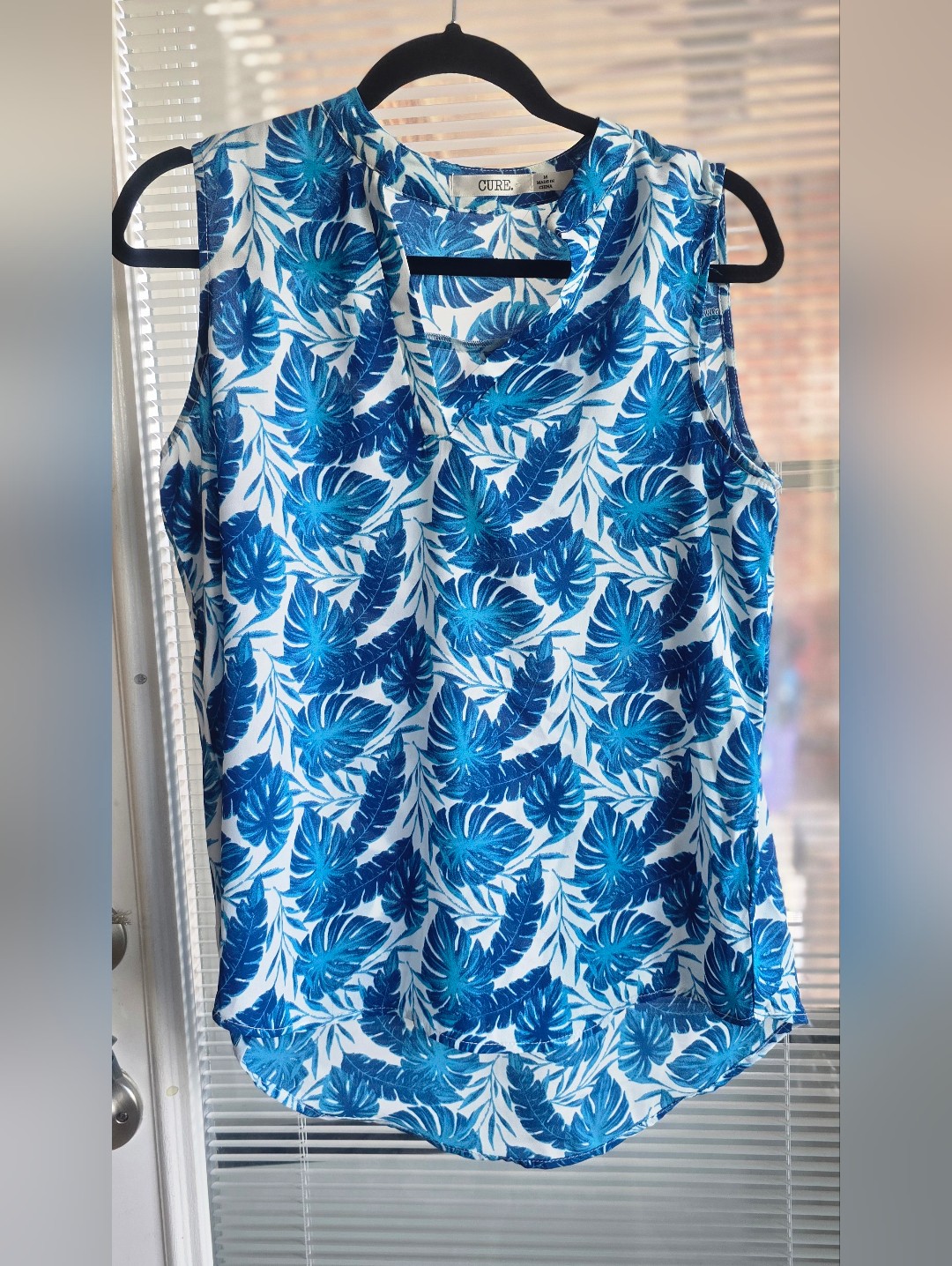 Blue White Tropical Leaf Tank